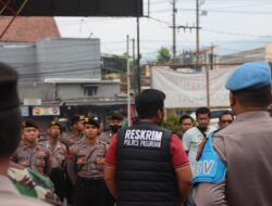 Personel Gabungan Polres Pasuruan Bongkar Arena Sabung Ayam di Purwodadi