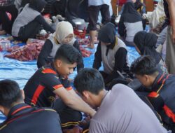 Polres Ponorogo Kurangi Sampah Plastik Salurkan Paket Daging Qurban Pakai Daun Pisang