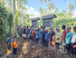 Babinsa Koramil 0825/05 Kalibaru Bersama Masyarakat Bersinergi Bersihkan Bendungan, Optimalkan Ketahanan Pangan