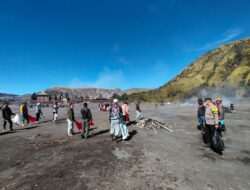 Sambut Hari Bhayangkara ke-79, Polres Probolinggo Bersih – bersih di Gunung Bromo
