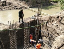 Babinsa Kodim 0825/Banyuwangi Produktif dan Semangat dalam Persiapan Besi Pengecoran Kokoh untuk TMMD 125