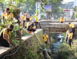 Sinergitas Polres Batu dan TNI di Hari Bhayangkara ke – 79, Peduli Lingkungan Bersihkan Sungai