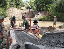 Babinsa Kodim 0825/Banyuwangi Produktif Laksanakan Pengecoran Jembatan Penghubung dalam Persiapan TMMD 125