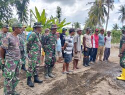 Babinsa dan Warga Siliragung Tunjukkan Semangat Produktif dalam Gotong Royong Angkut Material TMMD-125