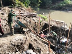 Semangat Membara Tetap PRODUKTIF, Babinsa Kodim 0825/Banyuwangi Angkat Material TMMD 125 di Siliragung