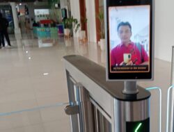 Merekam Wajah Dalam Mesin, Depan Peron Stasiun Kereta Api Gubeng