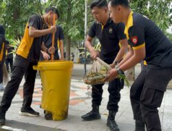 Polresta Banyuwangi Gelar Bakti Religi, Bersihkan Area TMP Wisma Raga Satria