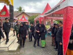 Babinsa Koramil 0825/20 Songgon Kawal Program Bunga Desa Bupati Banyuwangi Di Desa Parangharjo