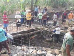 Gotong Royong Membangun Jembatan: Semangat Produktif dan Adaptif Masyarakat Sumbermanggis Bersama Babinsa Barurejo