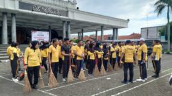 Bersihkan Masjid Agung, Puluhan Personel Polres Bangkalan Gelar Bakti Religi Sambut Hari Bhayangkara ke – 79