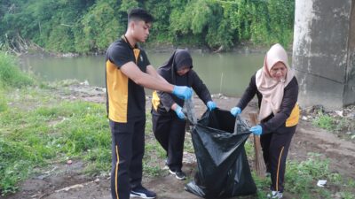 Polri Peduli Lingkungan: Polres Jember Gelar Aksi Bersihkan Sungai Bedadung di Hari Bhayangkara ke -79