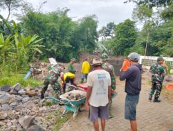 Babinsa Kodim 0825/Banyuwangi Tunjukkan Semangat PRODUKTIF dalam Persiapan TMMD 125