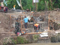 Semangat yang Tinggi, Babinsa dan Warga Siliragung Bersatu dalam Persiapan Membangun Jembatan TMMD 125