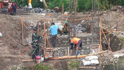Semangat yang Tinggi, Babinsa dan Warga Siliragung Bersatu dalam Persiapan Membangun Jembatan TMMD 125
