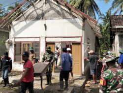 Pra TMMD 125 Kodim Banyuwangi Berlangsung PRODUKTIF, Babinsa Semangat Gotong Royong Renovasi Rumah Warga Kurang Mampu