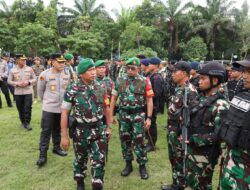 Dandim 0825/Banyuwangi Dampingi Danrem 083/Baladhika Jaya Laksanakan Apel Gelar Pasukan Pengamanan VVIP Di Wilayah Provinsi Jawa Timur