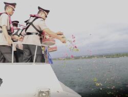 Kapolresta Banyuwangi Pimpin Tabur Bunga di Pantai Boom Peringati Hari Bhayangkara ke-79