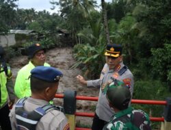 Kapolresta Banyuwangi Tinjau Langsung Lokasi Pencarian Pelajar Hanyut di Sungai Badeng