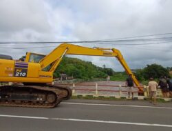 Debit Air Sungai Meningkat, Pemkab Banyuwangi Siagakan Alat Berat dan Pantau Pintu Air