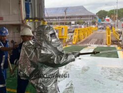 Lanal Banyuwangi dan ASDP Gelar Simulasi Penanganan Darurat Kecelakaan Kapal di Selat Bali