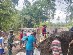 Pra TMMD 125: Lelah Tak Menyurutkan Semangat Babinsa Kodim Banyuwangi Angkut Material