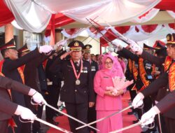 Polresta Banyuwangi Gelar Tradisi Pedang Pora Iringi Bhayangkara Purnabakti