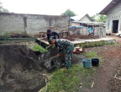 KORAMIL 0825/08 SRONO BERSAMA WARGA SUKOMAJU LAKSANAKAN KARYA BAKTI RUMAH TERDAMPAK BENCANA