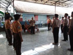Warga Binaan yang Tergabung dalam Pramuka Lapas Banyuwangi Diberi Pengenalan Upacara Penegak