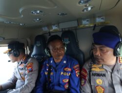 Pantau Pencarian Korban Kapal Tunu Pratama Jaya dari Udara; Kapolresta Banyuwangi, Dirpolairud Polda Jatim dan Kapolres Jembrana Terbang di Atas Selat Bali
