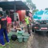 Babinsa Koramil Songgon Aktif Dampingi Penyaluran Air Bersih untuk Warga Terdampak Bencana