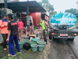 Babinsa Koramil Songgon Aktif Dampingi Penyaluran Air Bersih untuk Warga Terdampak Bencana