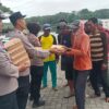 Polresta Banyuwangi Gelar Jum’at Berkah, Bagikan Nasi Kotak untuk Nelayan