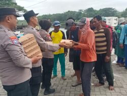 Polresta Banyuwangi Gelar Jum’at Berkah, Bagikan Nasi Kotak untuk Nelayan