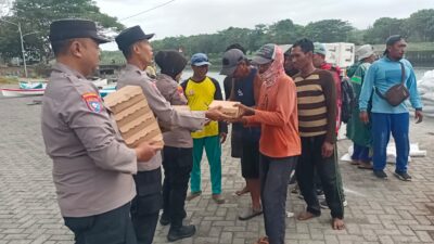 Polresta Banyuwangi Gelar Jum’at Berkah, Bagikan Nasi Kotak untuk Nelayan
