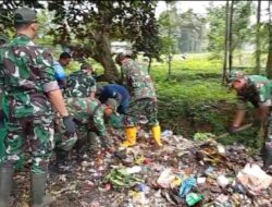 Aksi Produktif Kodim 0825/Banyuwangi Bersama Sungai Watch Bersihkan Sampah di Sungai Alas Malang