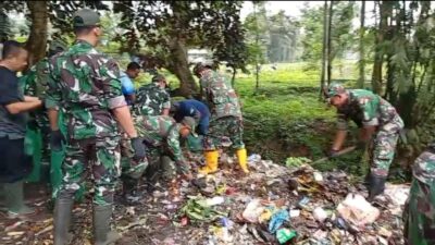 Aksi Produktif Kodim 0825/Banyuwangi Bersama Sungai Watch Bersihkan Sampah di Sungai Alas Malang