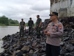 Polsek Kabat Sisir Pantai, Ajak Warga Laporkan Temuan Terkait KMP Tunu Pratama Jaya