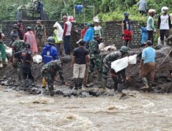 Babinsa Kalibaru dan Warga Kerja Bakti Bersihkan Dam Singo Latri, Jaga Ketahanan Pangan