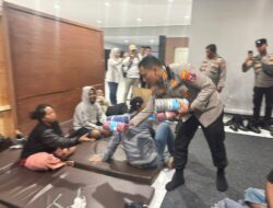 Kapolresta Banyuwangi dan GM ASDP turun langsung Bagikan Puluhan Selimut dan Matras untuk Keluarga Korban di ASDP Ketapang