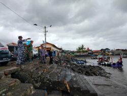 Danramil 0825/17 Muncar Bersama Forpimka Laksanakan Penyisiran Pantai Evakuasi Korban Laka Laut Kmp Tunu Pratama Jaya