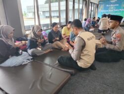 Peduli Psikologis, Polresta Banyuwangi Dampingi Keluarga Korban Kapal Tenggelam