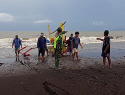 Babinsa Blimbingsari Sisir Pantai dan Ajak Nelayan Bantu Temukan Korban KMP Tunu Pratama Jaya