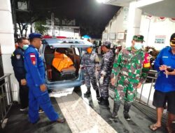 Anggota Koramil Muncar Evakuasi Jenazah Diduga Korban Tragedi KMP Tunu Pratama Jaya di Perairan Selat Bali