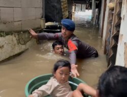 Evakuasi Dramatis Balita di Kebon Pala: Brimob Hadapi Banjir Setinggi 170 Cm