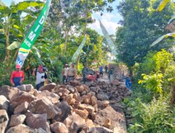 Pra TMMD ke-125, Babinsa Kodim 0825/Banyuwangi dan Warga Gotong Royong Bangun Jembatan