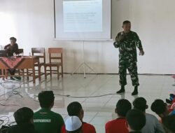 Tanamkan Cinta Tanah Air, Danramil Kabat Beri Materi Wawasan Kebangsaan di SMA dan MTs Miftahul Ulum