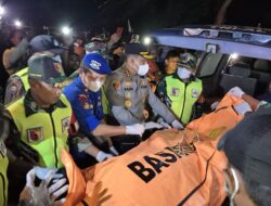 Kapolresta Banyuwangi Pimpin Langsung Evakuasi; diduga Jenazah Korban ke-13 KMP Tunu Pratama Jaya di Teluk Banyubiru, Alas Purwo