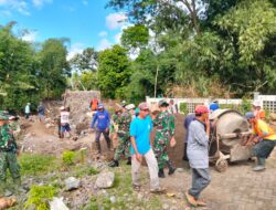 Semangat Gotong Royong, Babinsa dan Warga Angkat Material Bangun Jembatan di Pra TMMD 125 Banyuwangi