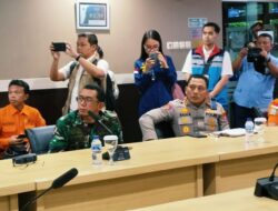 Dandim 0825/Banyuwangi Didampingi Danramil Kalipuro Ikuti Evaluasi Operasi SAR Hari ke-11 Kecelakaan KMP Tunu Pratama Jaya