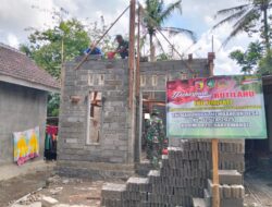 Babinsa Kodim Banyuwangi Bangun Rumah Ibu Umiyati dalam Pra TMMD 125